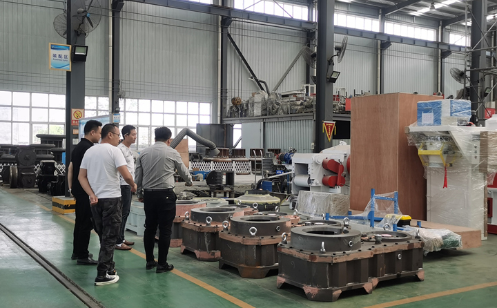 考察顆粒機(jī)加工過程.jpg 考察顆粒機(jī)加工過程.jpg